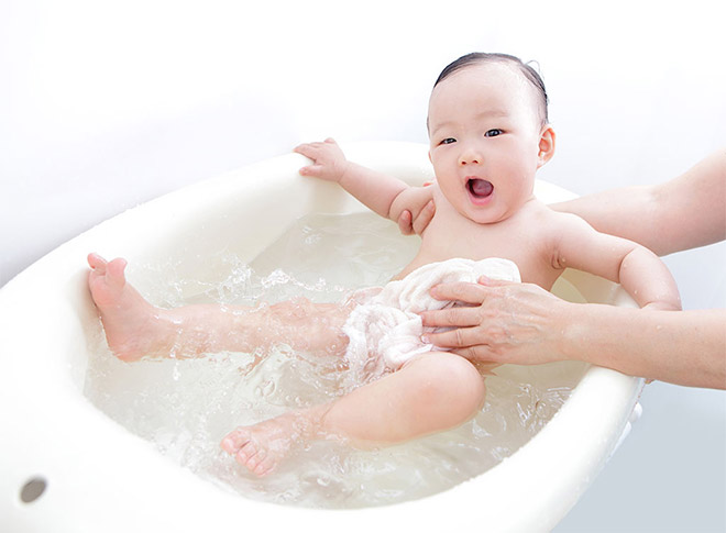 Bác sĩ CK II Nguyễn Thành chia sẻ Cách tắm cho trẻ đúng cách để bảo vệ sức khỏe - 1