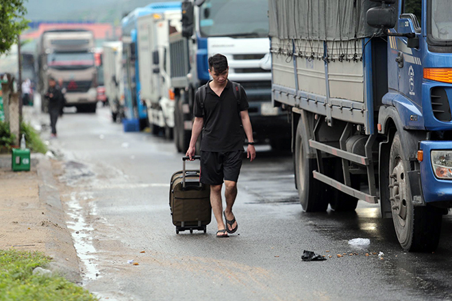 Bão số 9 giật cấp 15 áp sát bờ, kẹt xe kinh hoàng trên Quốc lộ 1 - 10