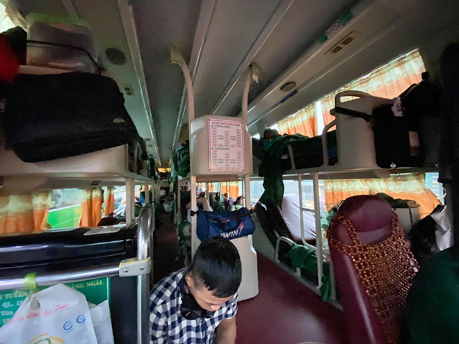 Bão số 9 giật cấp 15 áp sát bờ, kẹt xe kinh hoàng trên Quốc lộ 1 - 11