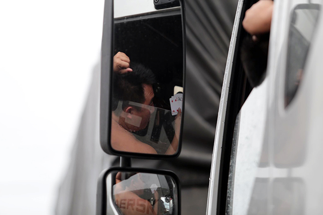 Bão số 9 giật cấp 15 áp sát bờ, kẹt xe kinh hoàng trên Quốc lộ 1 - 12