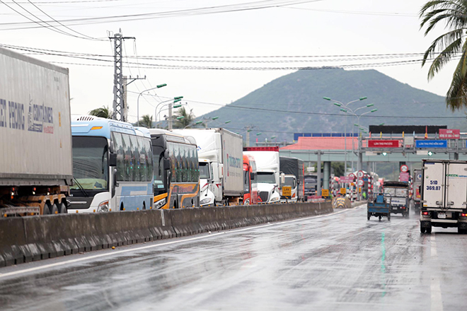Bão số 9 giật cấp 15 áp sát bờ, kẹt xe kinh hoàng trên Quốc lộ 1 - 13