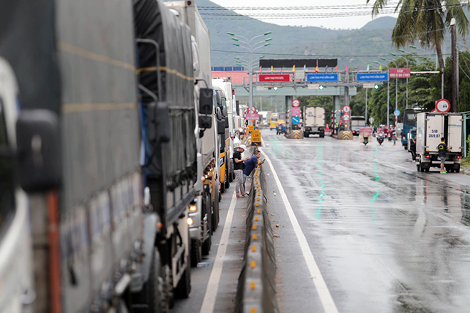 Bão số 9 giật cấp 15 áp sát bờ, kẹt xe kinh hoàng trên Quốc lộ 1 - 2