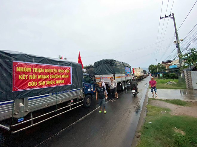 Bão số 9 giật cấp 15 áp sát bờ, kẹt xe kinh hoàng trên Quốc lộ 1 - 4