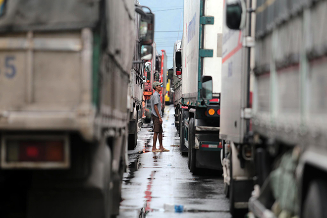 Bão số 9 giật cấp 15 áp sát bờ, kẹt xe kinh hoàng trên Quốc lộ 1 - 5