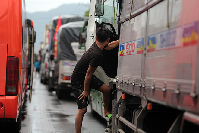 Bão số 9 giật cấp 15 áp sát bờ, kẹt xe kinh hoàng trên Quốc lộ 1 - 6