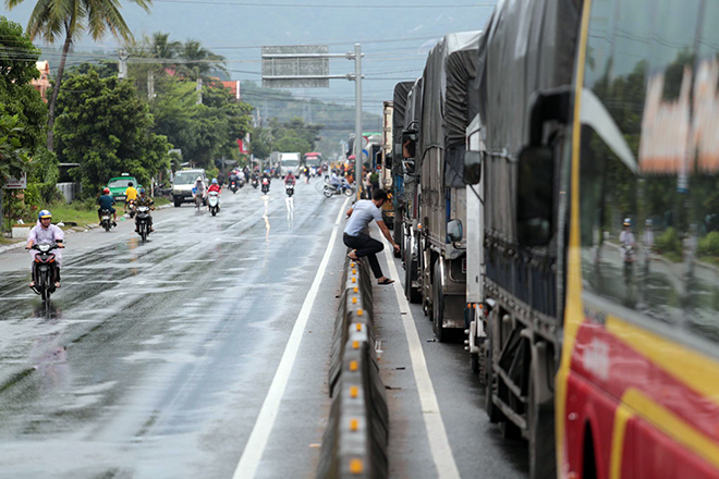 Bão số 9 giật cấp 15 áp sát bờ, kẹt xe kinh hoàng trên Quốc lộ 1 - 8