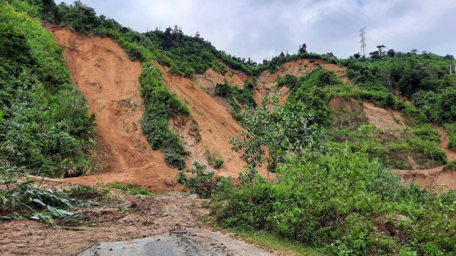 200 công nhân thủy điện Đak Mi 4 bị mắc kẹt, dự kiến điều máy bay thả lương thực - 2