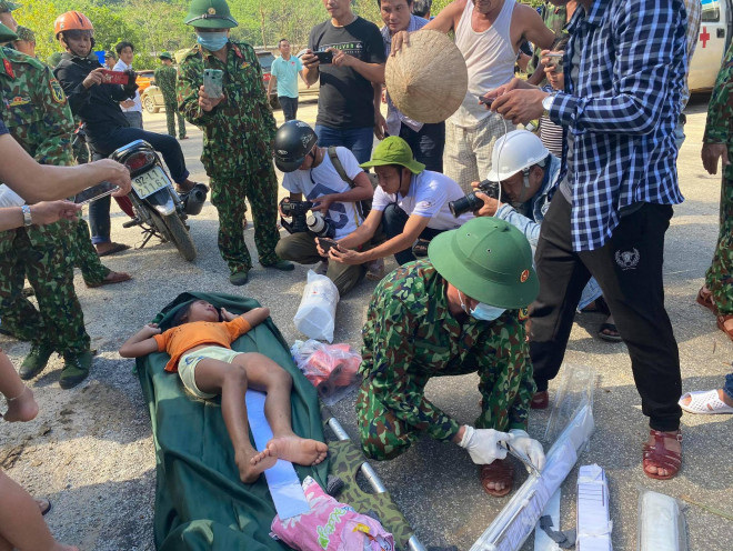 Vụ sạt lở núi vùi lấp ở Tà Leng: Cứu sống được 33 người - 4