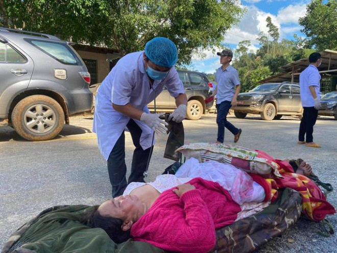 Vụ sạt lở núi vùi lấp ở Tà Leng: Cứu sống được 33 người - 12