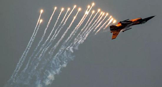 Tiêm kích Mỹ bắn pháo sáng, chặn máy bay gần nơi ông Trump vận động tranh cử - 1