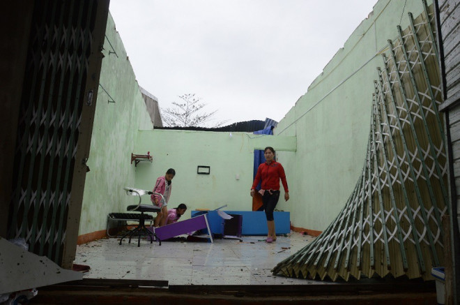 Những giọt nước mắt của người dân Quảng Ngãi sau 'cuồng phong' số 9 - 2