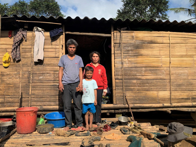 Vụ 10 triệu đồng bỏ quên trong áo quần cứu trợ: Tặng lại số tiền cho người đàn ông nghèo - 2