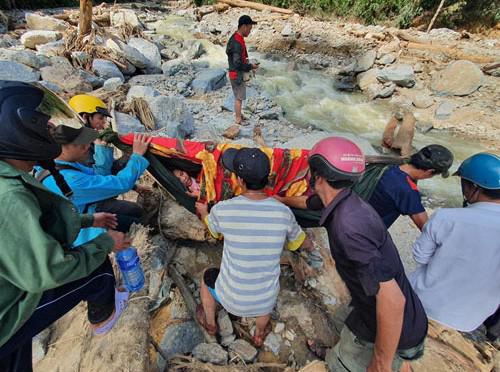 Sạt lở kinh hoàng ở Trà Leng: Tìm thấy thêm 1 thi thể, chó nghiệp vụ vào cuộc - 1