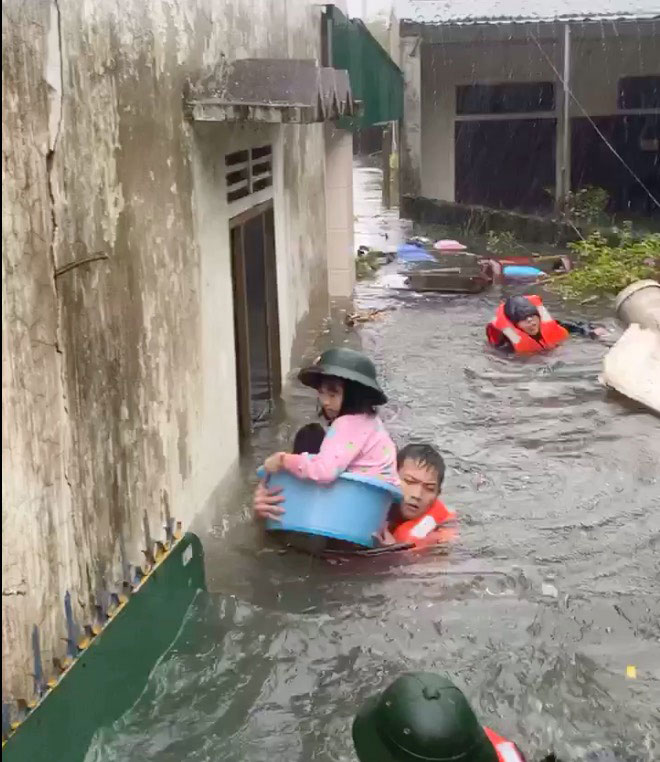 Mưa trắng trời, TP.Vinh và TP.Hà Tĩnh ngập khủng khiếp, có nơi nước gần tới mái nhà - 11