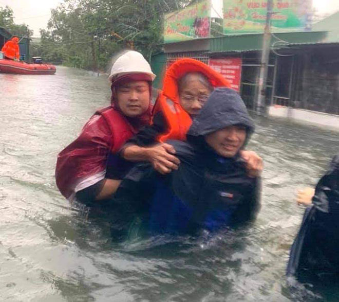 Mưa trắng trời, TP.Vinh và TP.Hà Tĩnh ngập khủng khiếp, có nơi nước gần tới mái nhà - 12