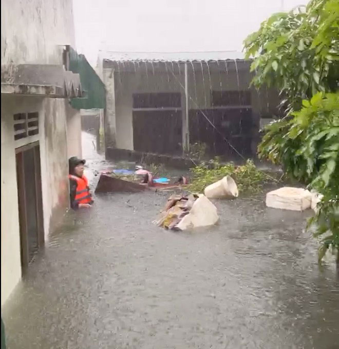 Mưa trắng trời, TP.Vinh và TP.Hà Tĩnh ngập khủng khiếp, có nơi nước gần tới mái nhà - 13