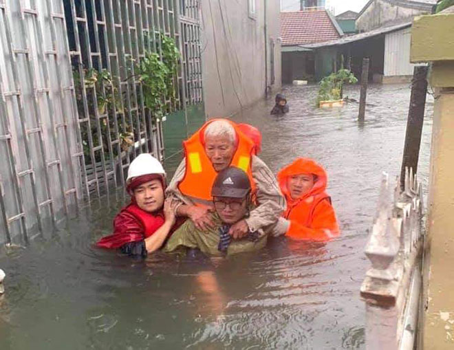 Mưa trắng trời, TP.Vinh và TP.Hà Tĩnh ngập khủng khiếp, có nơi nước gần tới mái nhà - 14