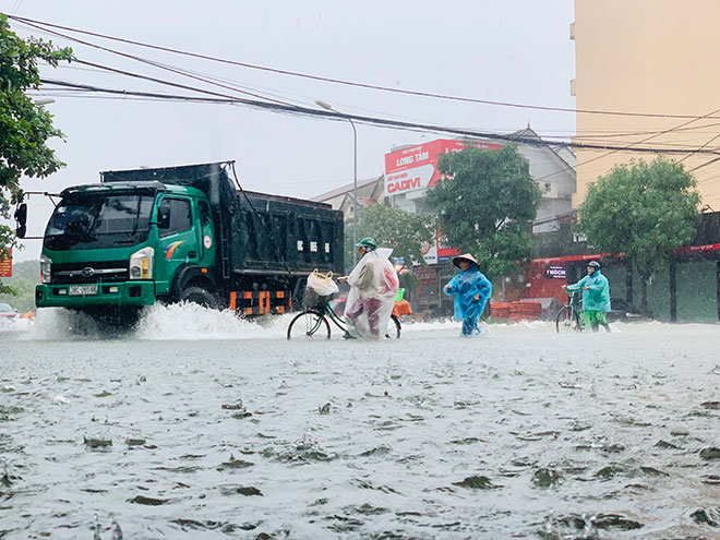 Mưa trắng trời, TP.Vinh và TP.Hà Tĩnh ngập khủng khiếp, có nơi nước gần tới mái nhà - 2