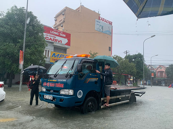 Mưa trắng trời, TP.Vinh và TP.Hà Tĩnh ngập khủng khiếp, có nơi nước gần tới mái nhà - 3