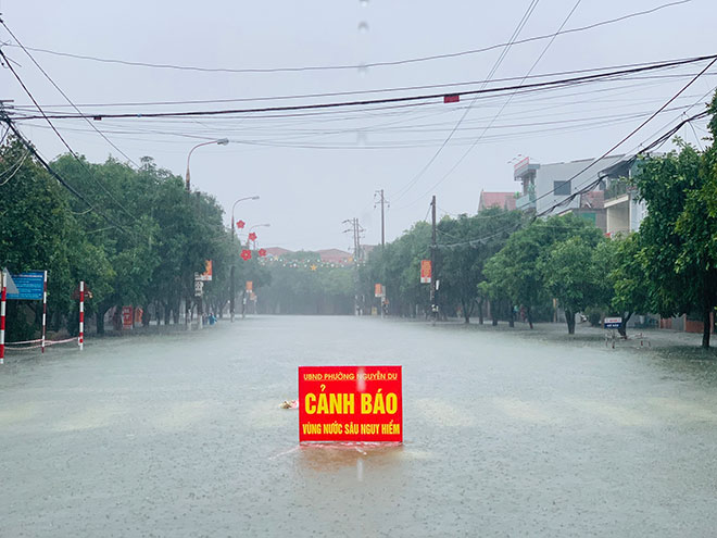 Mưa trắng trời, TP.Vinh và TP.Hà Tĩnh ngập khủng khiếp, có nơi nước gần tới mái nhà - 5