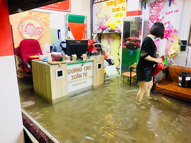Mưa trắng trời, TP.Vinh và TP.Hà Tĩnh ngập khủng khiếp, có nơi nước gần tới mái nhà - 4