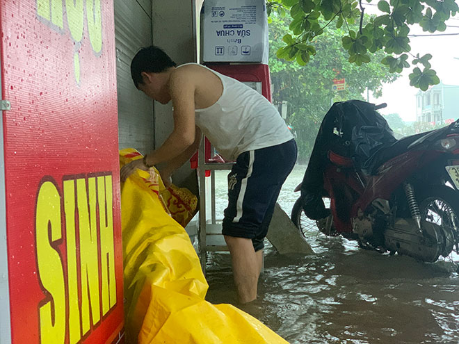 Mưa trắng trời, TP.Vinh và TP.Hà Tĩnh ngập khủng khiếp, có nơi nước gần tới mái nhà - 6