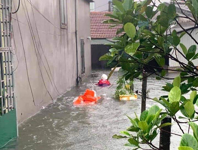 Mưa trắng trời, TP.Vinh và TP.Hà Tĩnh ngập khủng khiếp, có nơi nước gần tới mái nhà - 8