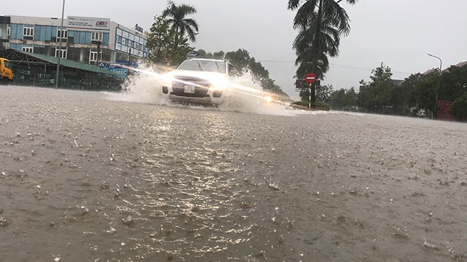 Mưa trắng trời, TP.Vinh và TP.Hà Tĩnh ngập khủng khiếp, có nơi nước gần tới mái nhà - 9