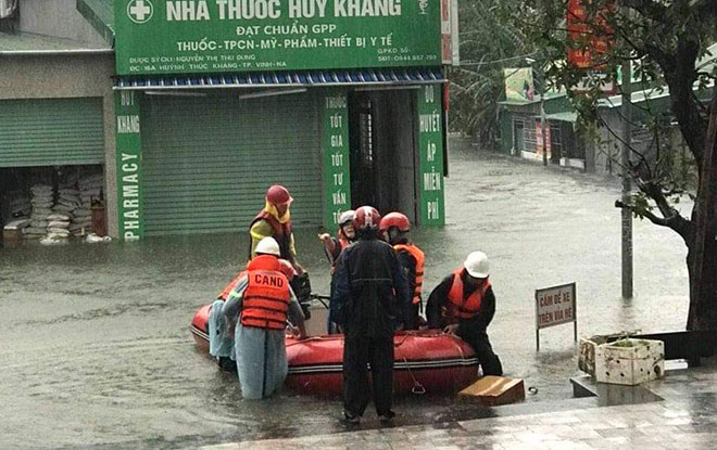 Mưa trắng trời, TP.Vinh và TP.Hà Tĩnh ngập khủng khiếp, có nơi nước gần tới mái nhà - 10