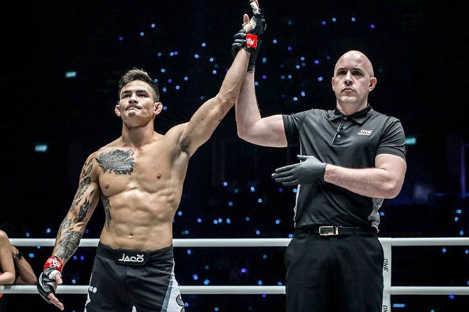 Thành Lê tung đấm “búa tạ” hạ gục Martin Nguyễn, soán ngôi MMA thế giới - 1