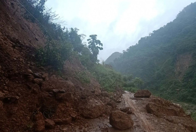 Đồi núi lở, đất đá tràn xuống ‘uy hiếp’ hàng trăm hộ dân miền núi Nghệ An - 2