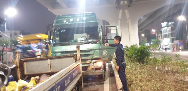 Lái xe chở quá tải “cố thủ” trong cabin, thanh niên lạ quay video CSGT - 3