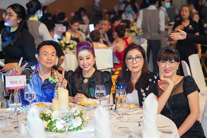 Dàn sao mừng sinh nhật 2 tuổi Thương hiệu mỹ phẩm Hương Thị của Việt Hương - 6