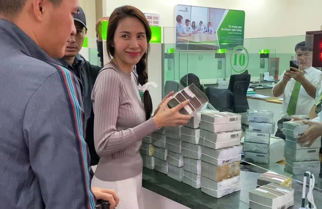 Thủy Tiên tạm ngừng hỗ trợ khi thấy nhiều người đeo vàng đến nhận tiền - 1