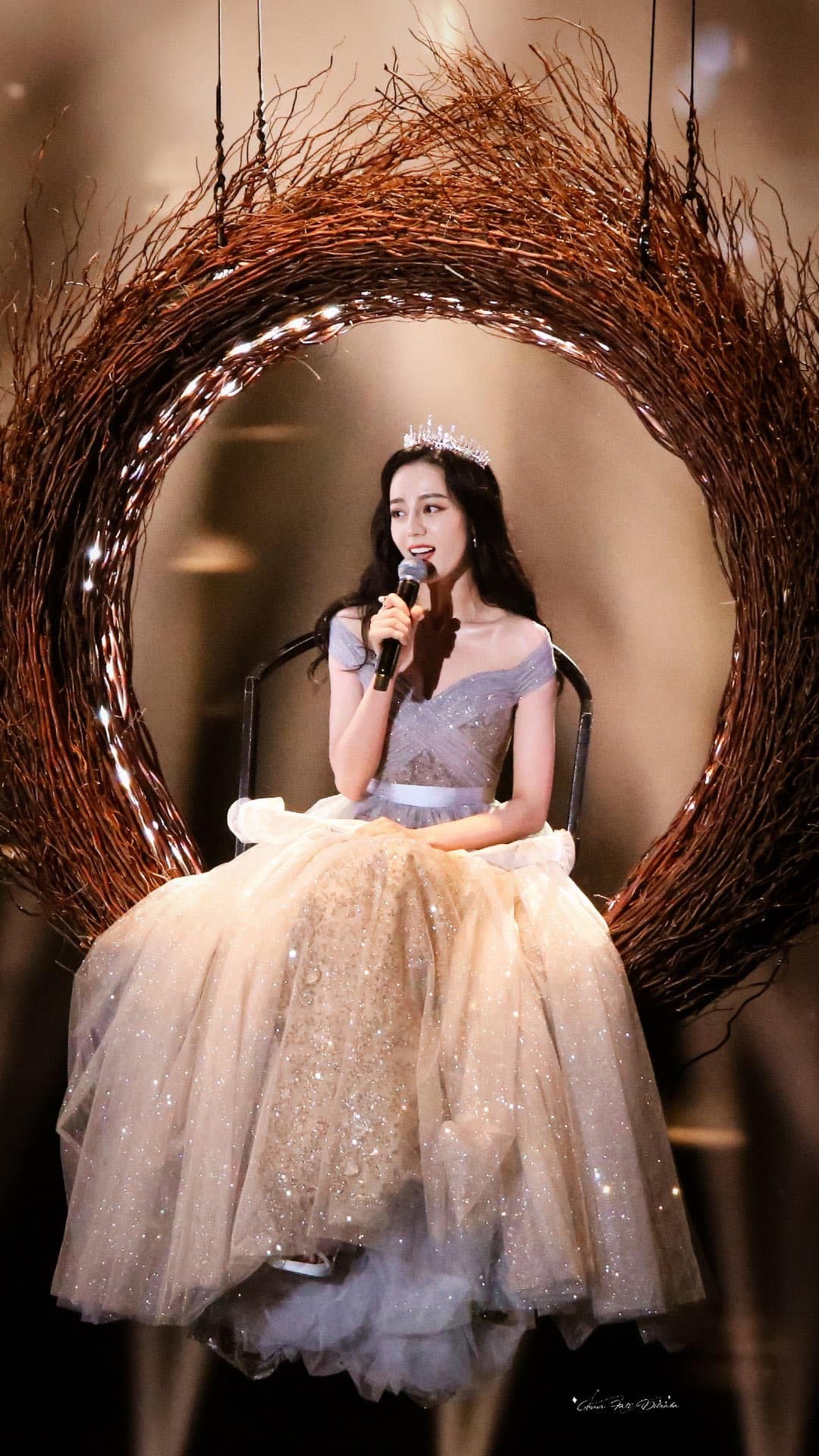 Địch Lệ Nhiệt Ba kiều diễm với váy công chúa cúp ngực, ngay lập tức lên top 1 tìm kiếm - 3