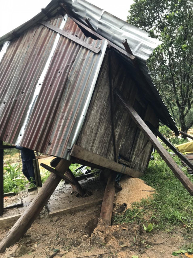 Quảng Ngãi: Lũ quét kinh hoàng cuốn trôi 6 nhà dân, khiến một ngôi làng có nguy cơ bị xóa sổ - 4