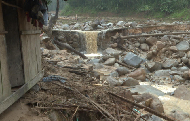Quảng Ngãi: Lũ quét kinh hoàng cuốn trôi 6 nhà dân, khiến một ngôi làng có nguy cơ bị xóa sổ - 3