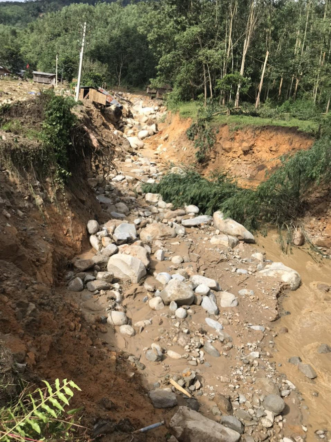 Quảng Ngãi: Lũ quét kinh hoàng cuốn trôi 6 nhà dân, khiến một ngôi làng có nguy cơ bị xóa sổ - 6