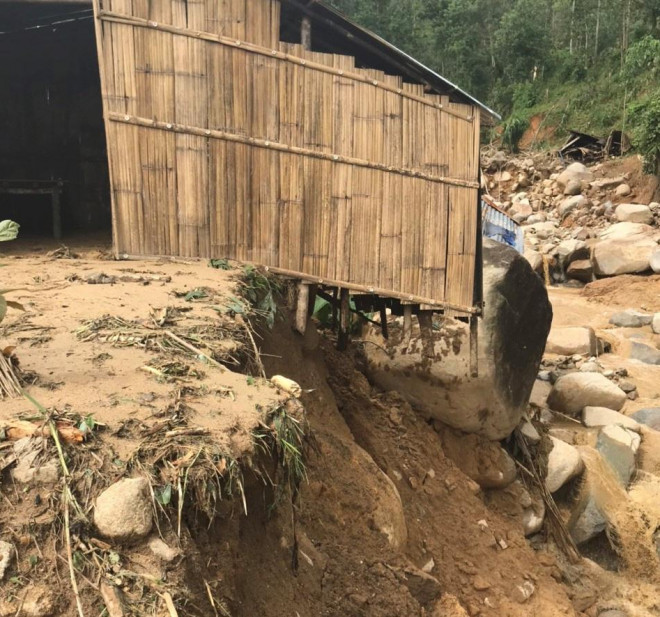 Quảng Ngãi: Lũ quét kinh hoàng cuốn trôi 6 nhà dân, khiến một ngôi làng có nguy cơ bị xóa sổ - 7