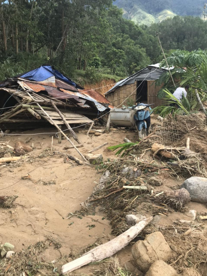 Quảng Ngãi: Lũ quét kinh hoàng cuốn trôi 6 nhà dân, khiến một ngôi làng có nguy cơ bị xóa sổ - 8