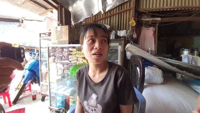 TP.HCM: Cây cổ thụ hơn 50 tuổi bật gốc đè nát dãy nhà trọ, nhiều người thoát chết - 2