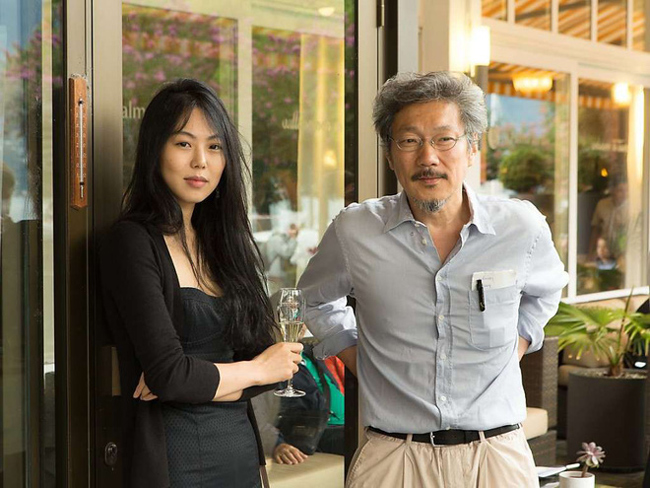 Chuyện tình giữa cô và "ông chú" đạo diễn Hong Sang Soo khiến khán giả xứ Kim chi phẫn nộ.
