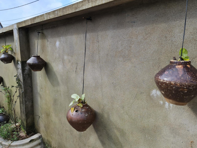 Quảng Nam: Quán cà phê bằng đá ong và toàn đồ bỏ đi - 12