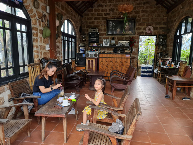 Quảng Nam: Quán cà phê bằng đá ong và toàn đồ bỏ đi - 14