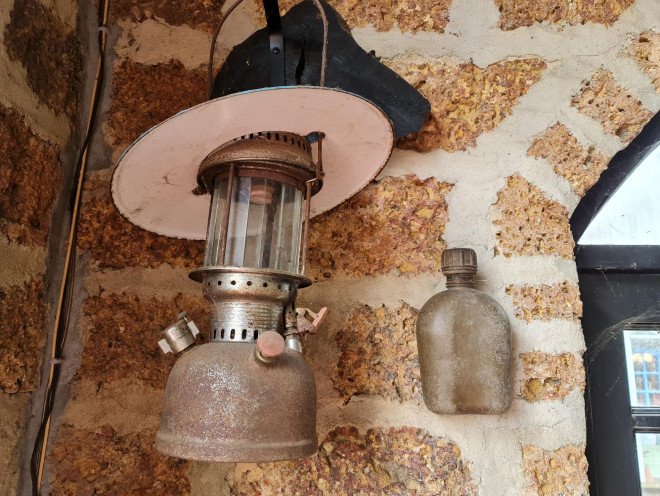 Quảng Nam: Quán cà phê bằng đá ong và toàn đồ bỏ đi - 16