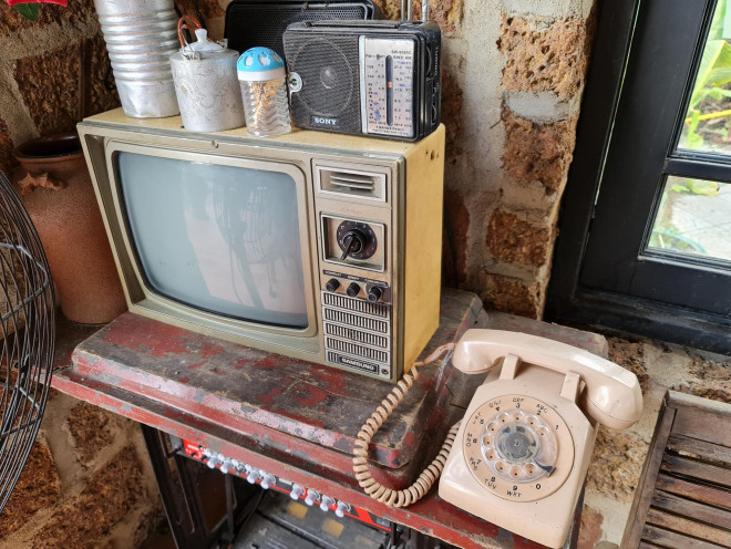 Quảng Nam: Quán cà phê bằng đá ong và toàn đồ bỏ đi - 19