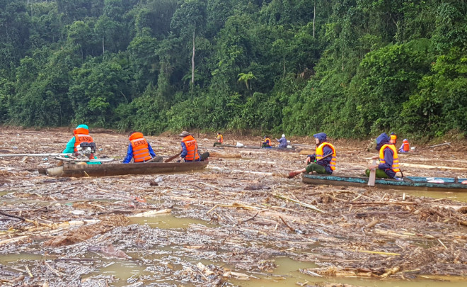 Tìm thi thể nạn nhân vụ sạt lở giữa lòng hồ thuỷ điện dày đặc cây rừng - 1