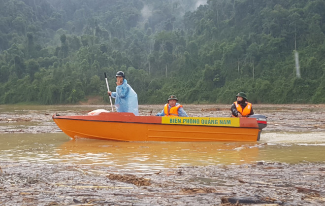 Tìm thi thể nạn nhân vụ sạt lở giữa lòng hồ thuỷ điện dày đặc cây rừng - 2