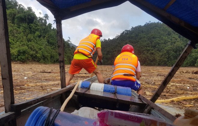 Tìm thi thể nạn nhân vụ sạt lở giữa lòng hồ thuỷ điện dày đặc cây rừng - 13