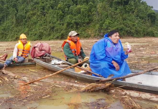 Tìm thi thể nạn nhân vụ sạt lở giữa lòng hồ thuỷ điện dày đặc cây rừng - 14